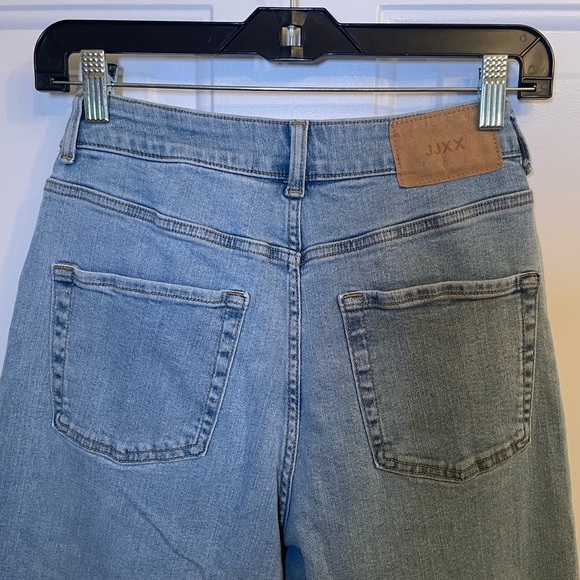 Light Blue Mom High-Waisted Jeans - Picture 9 of 11